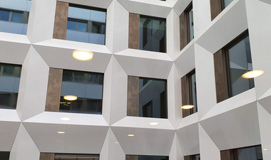 Prismenfassade am Klinikum Kulmbach